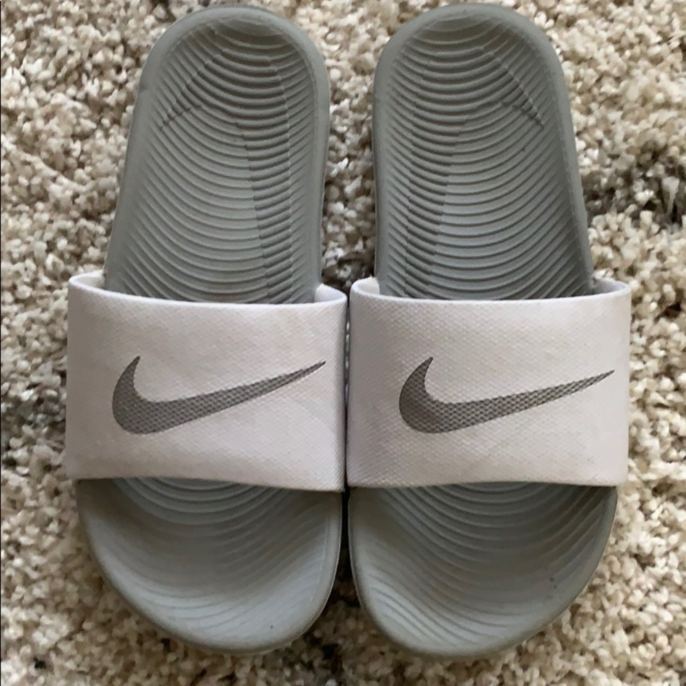 NIKE GREY FOAM SLIDERS